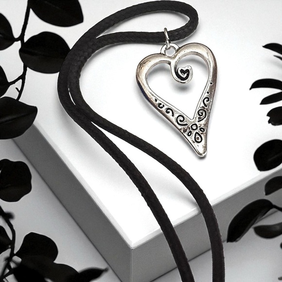 5 For $25 💫Silver Hippie Groovy Gypsy Heart Pendant Necklace - Picture 1 of 6
